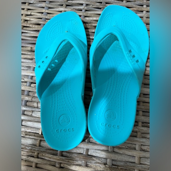 Crocs Classic Turquoise Aqua Flip Flops, women’s size 6, EUC, waterproof, beach - Picture 3 of 5
